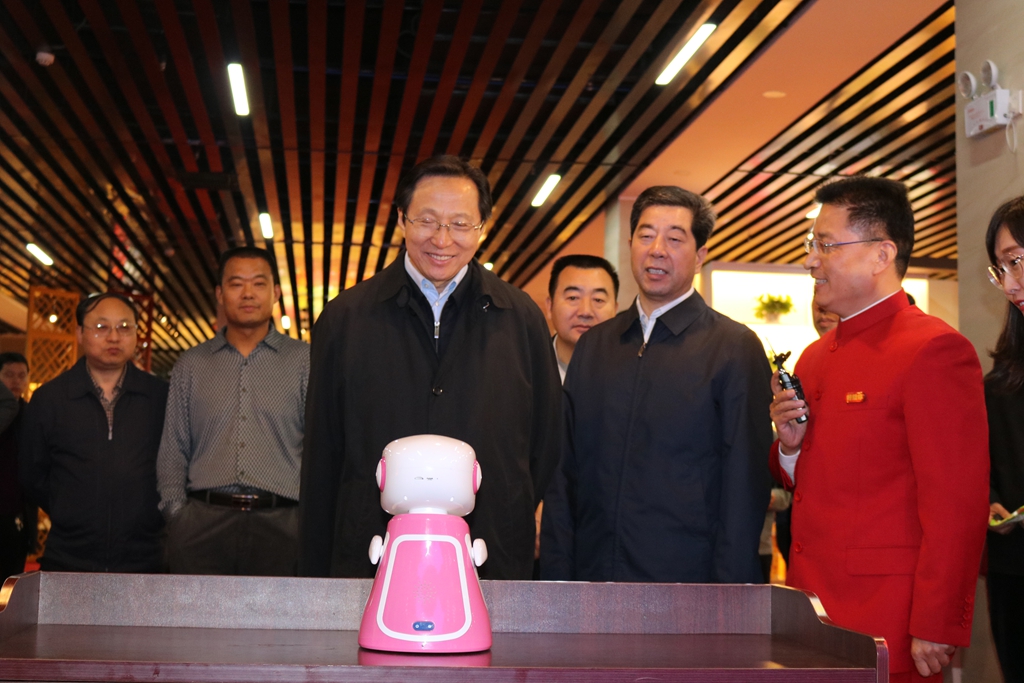 农业部长韩长赋与CA88官网智能机械人“红红”互动_副本.jpg