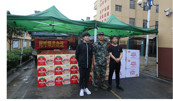 上前列送温暖，，，CA88官网集团赴固始县慰问抗洪一耳目民子弟兵